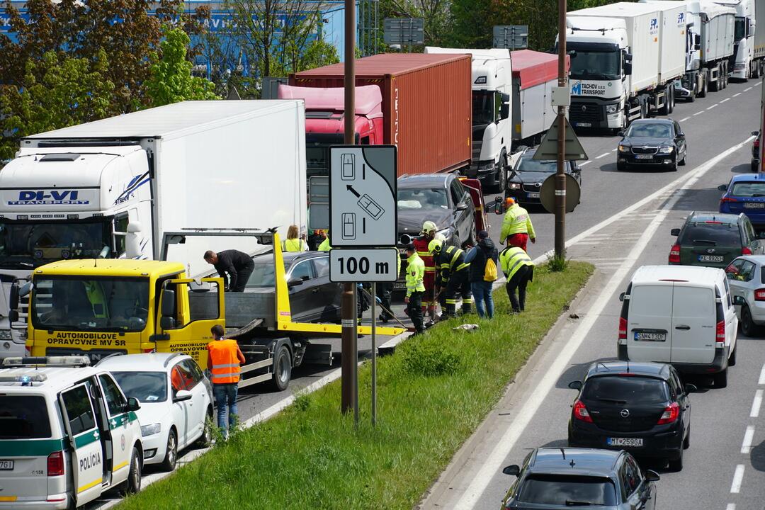 FOTO: Dopravná nehoda dvoch áut a kamióna na Košickej v Žiline, foto 7