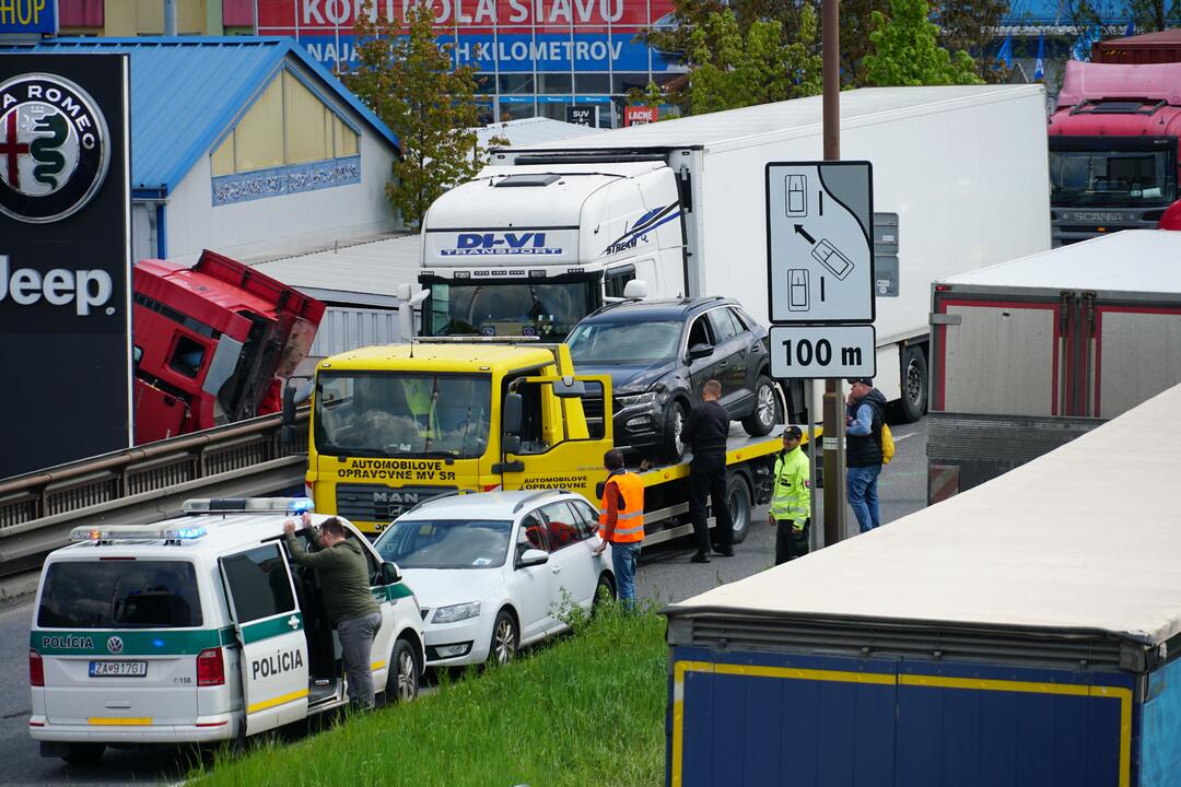 FOTO: Dopravná nehoda dvoch áut a kamióna na Košickej v Žiline, foto 5
