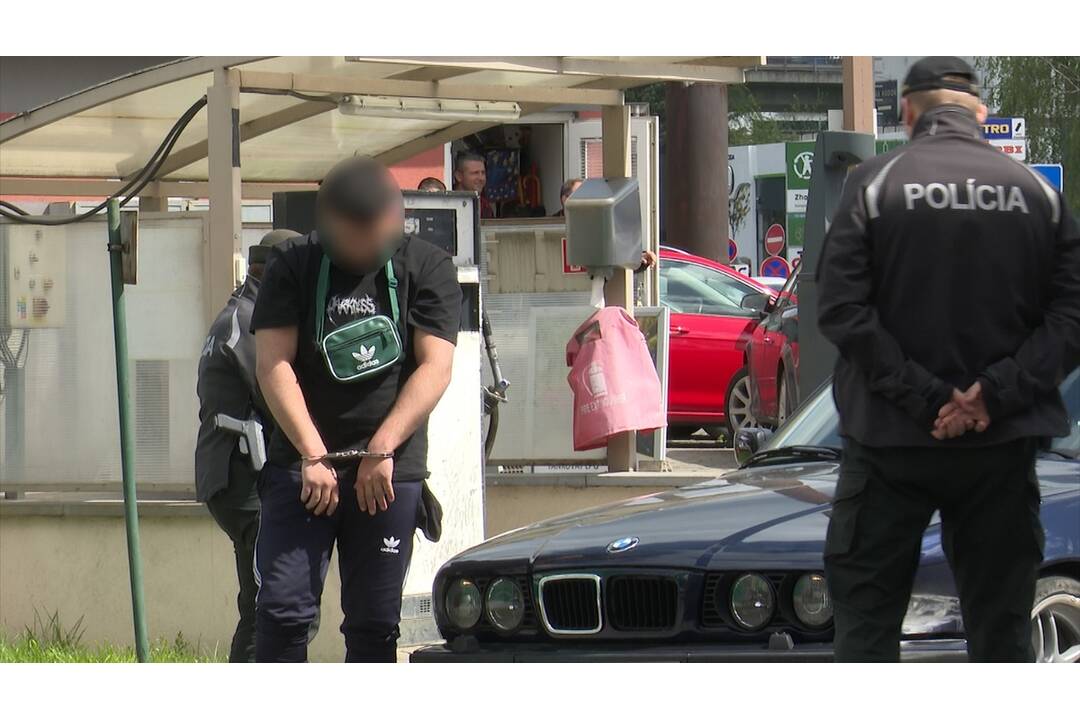 FOTO: Policajná naháňačka v Žiline. Mladík mal pri sebe drogy, spôsobil nehodu, foto 2