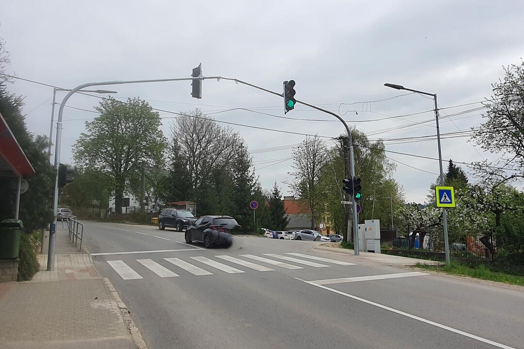 FOTO: V obci pri Žiline vybudovali semafor, foto 3