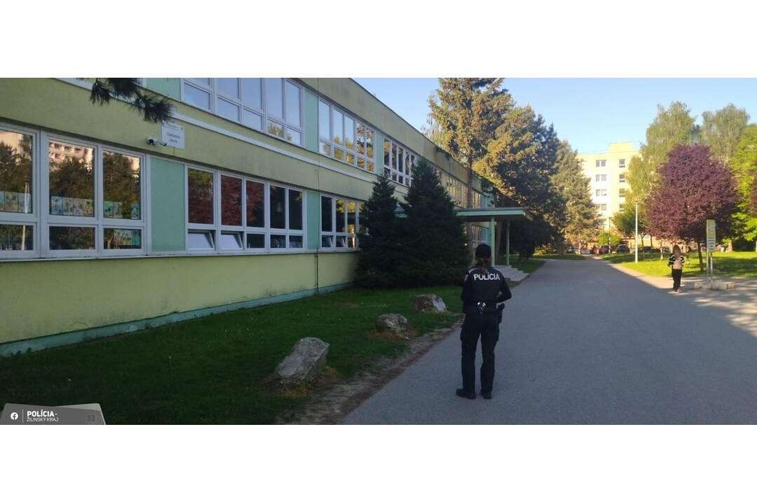 FOTO: Štátni aj mestskí policajti pred školami Žilinského kraja, foto 11
