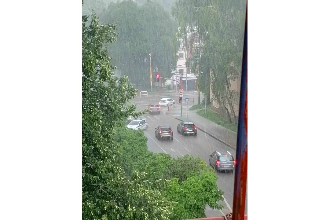 FOTO: Žilinské cesty zaliala voda, vytopilo aj podchod na železničnej stanici, foto 14