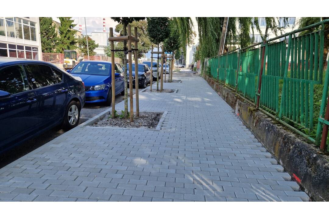 FOTO: Na ulici M. R, Štefánika prerábajú chodník, foto 6
