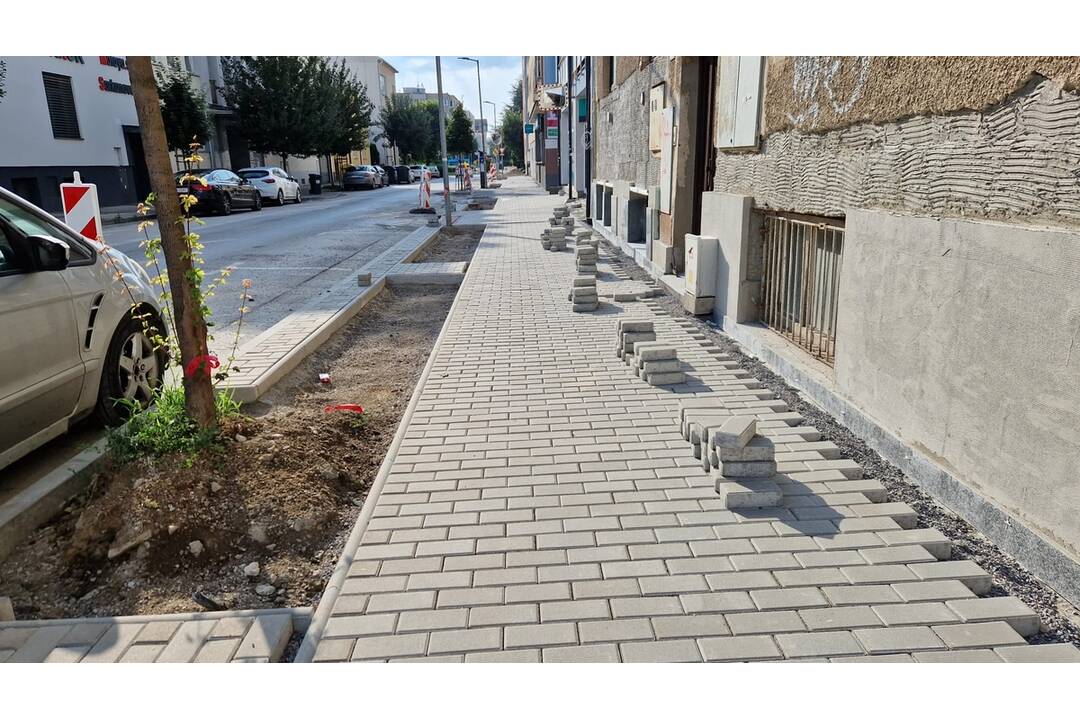 FOTO: Na ulici M. R, Štefánika prerábajú chodník, foto 10