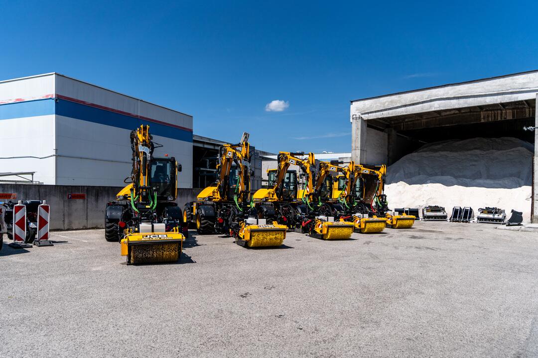 FOTO: Správa ciest ŽSK dostala nové moderné rýpadlá, foto 2