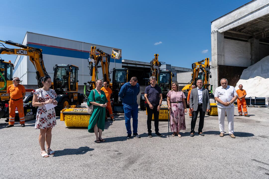 FOTO: Správa ciest ŽSK dostala nové moderné rýpadlá, foto 3