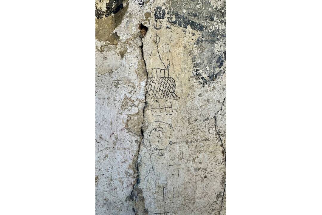 FOTO: Pod omietkou kaštieľa v Bytči odhalili dobové grafity z 18. storočia, foto 3