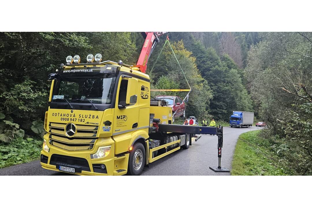 FOTO: Auto v potoku pri Belej, foto 1