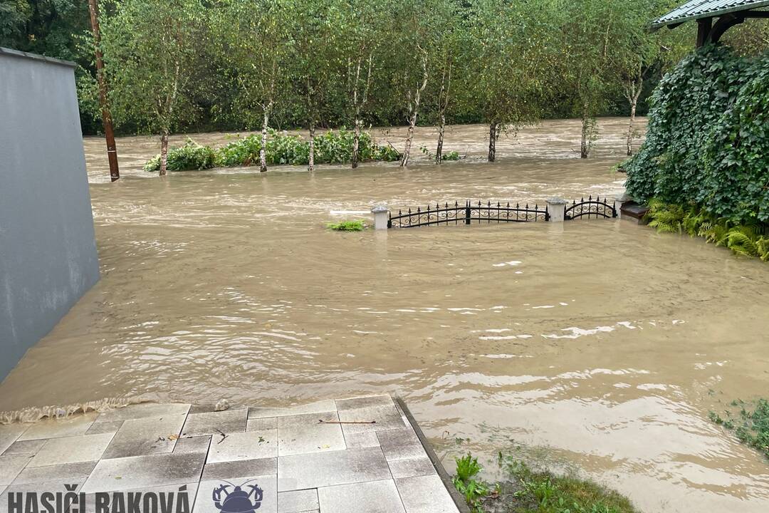 FOTO: Povodne na Kysuciach: Hasiči evakuovali ľudí i zvieratá na rukách, foto 3