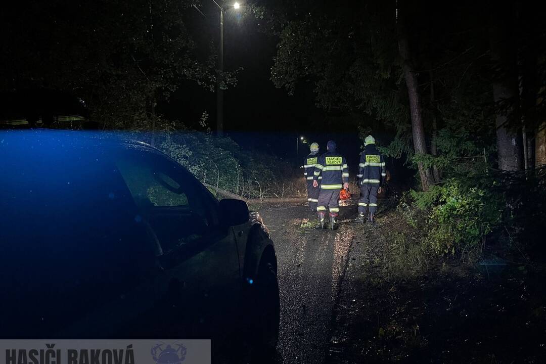 FOTO: Povodne na Kysuciach: Hasiči evakuovali ľudí i zvieratá na rukách, foto 13