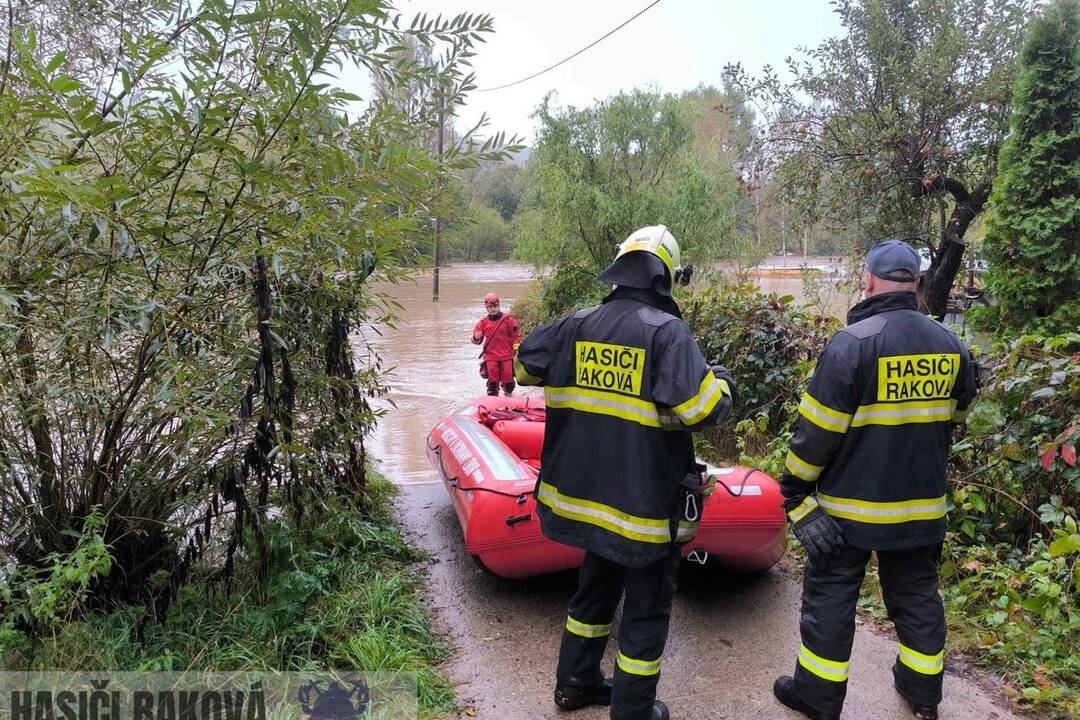 FOTO: Povodne na Kysuciach: Hasiči evakuovali ľudí i zvieratá na rukách, foto 14