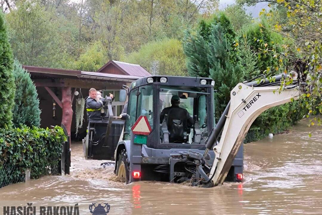 FOTO: Povodne na Kysuciach: Hasiči evakuovali ľudí i zvieratá na rukách, foto 15