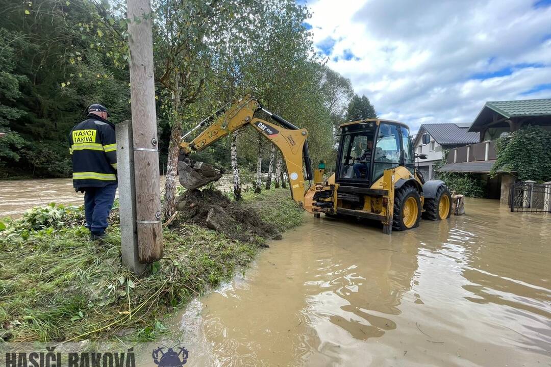 FOTO: Povodne na Kysuciach: Hasiči evakuovali ľudí i zvieratá na rukách, foto 18