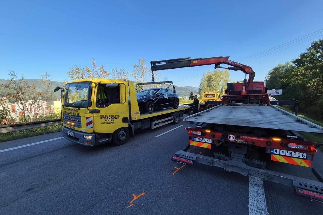 FOTO: Vážna nehoda troch kamiónov a dodávky na ceste I/11, foto 11