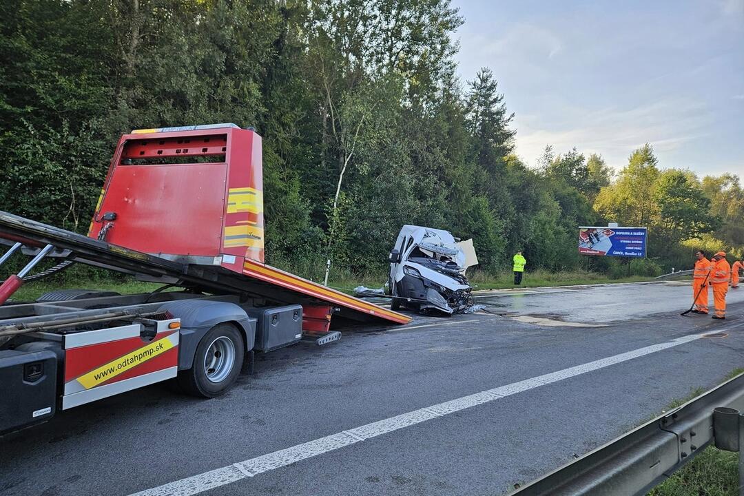 FOTO: Vážna nehoda troch kamiónov a dodávky na ceste I/11, foto 25