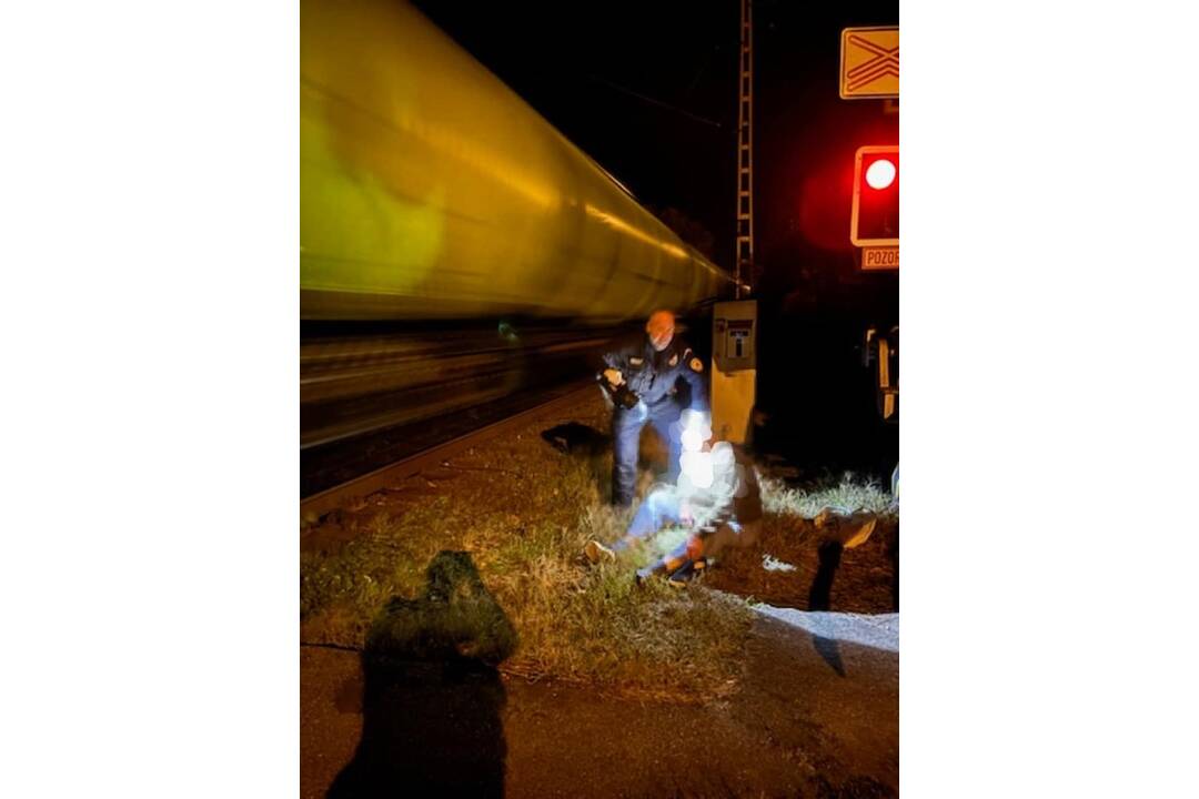 FOTO: Policajti našli ležať opitého muža na koľajniciach v Ružomberku, foto 1