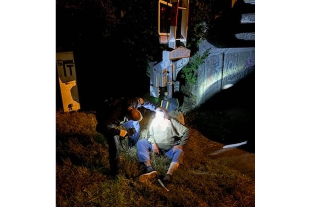 FOTO: Policajti našli ležať opitého muža na koľajniciach v Ružomberku, foto 2