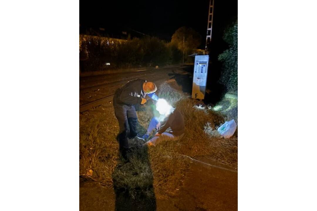 FOTO: Policajti našli ležať opitého muža na koľajniciach v Ružomberku, foto 3