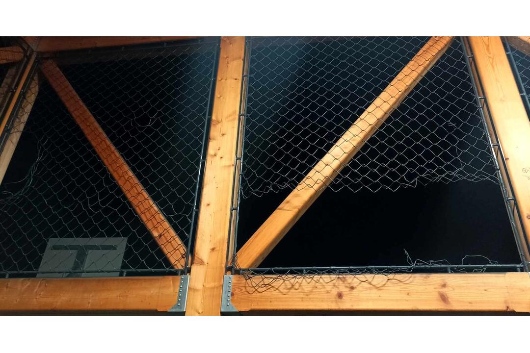 FOTO: Tínedžeri poškodzujú nové herné prvky vo vnútrobloku na Vlčincoch, foto 8