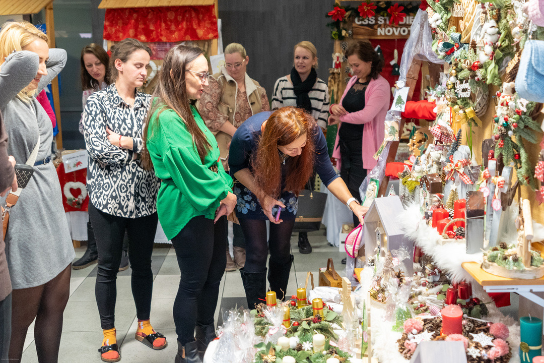 FOTO: Na Úrade ŽSK otvorili tradičnú výstavu Vianoce našimi rukami, foto 1
