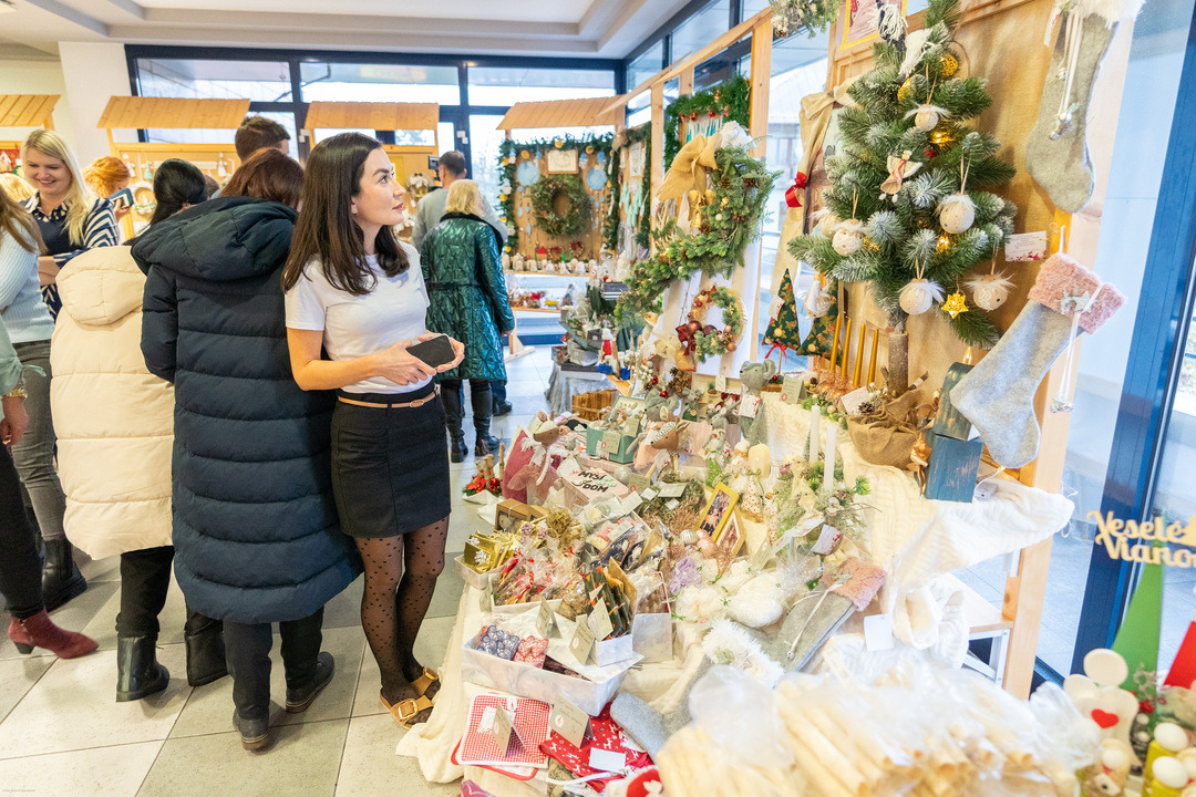FOTO: Na Úrade ŽSK otvorili tradičnú výstavu Vianoce našimi rukami, foto 2