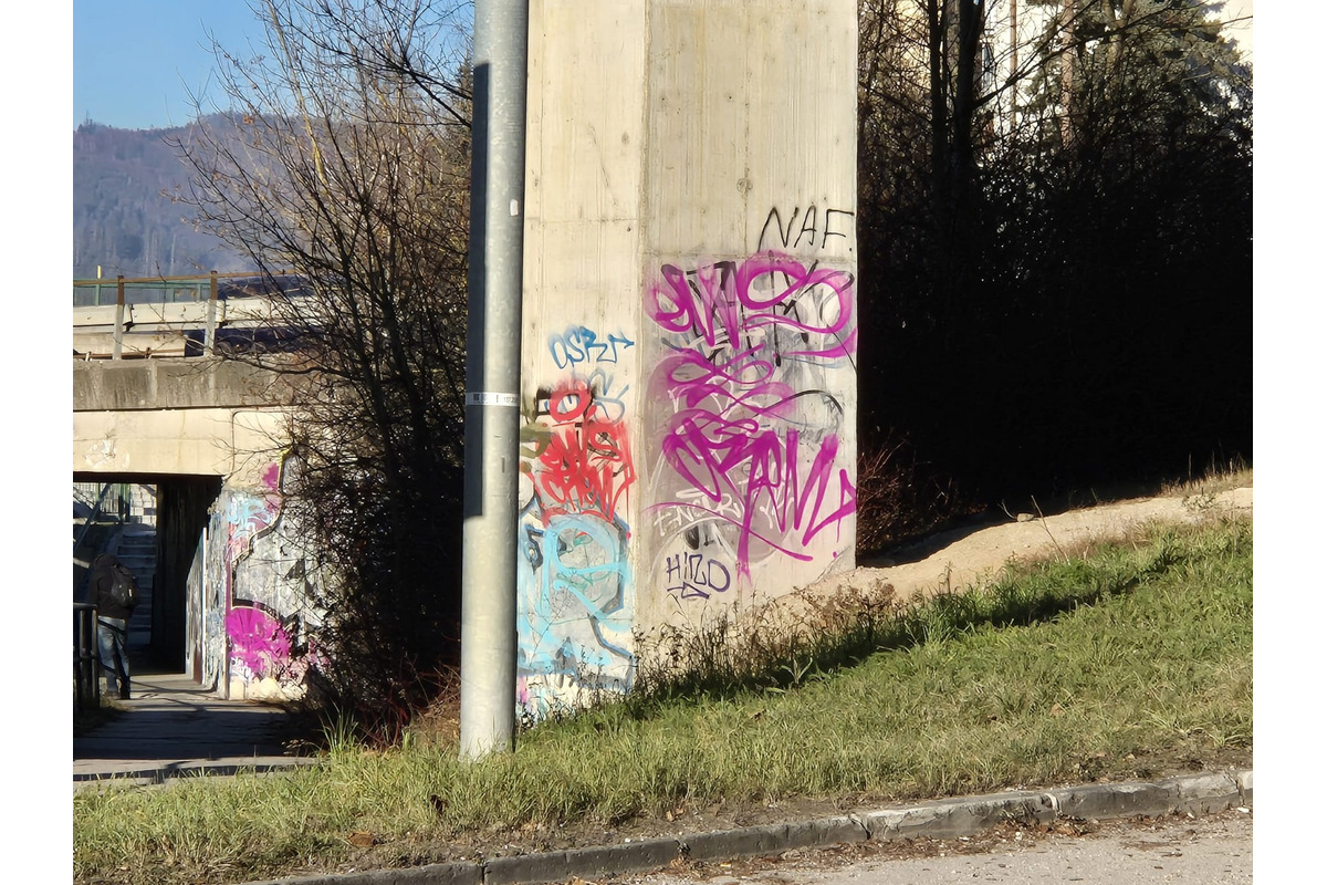 FOTO: Sprejer v Žiline poškodil kôš, steny a dokonca aj dopravné značenie, foto 2