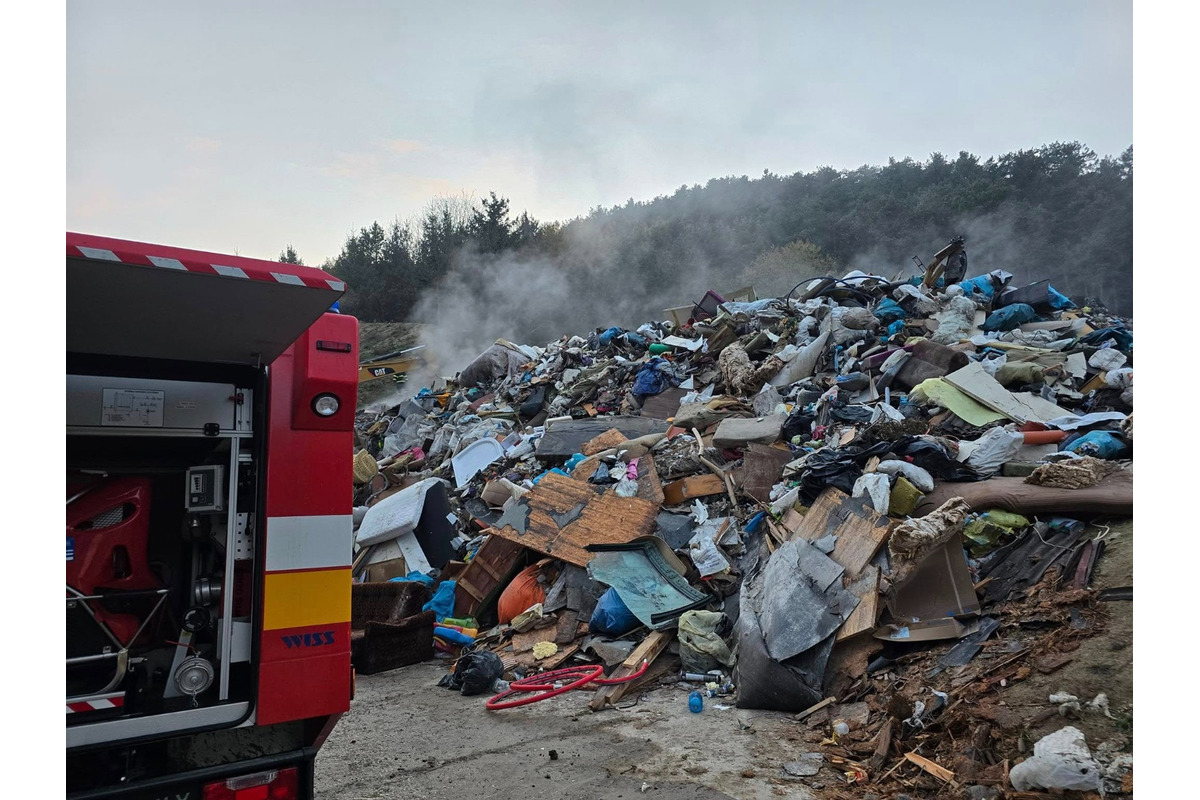 FOTO: Pravidelné požiare skládky odpadov v Šuji, foto 10