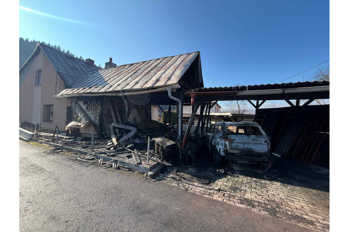 FOTO:  Rodine z Oščadnice zhorela stodola, garáž aj auto, foto 1