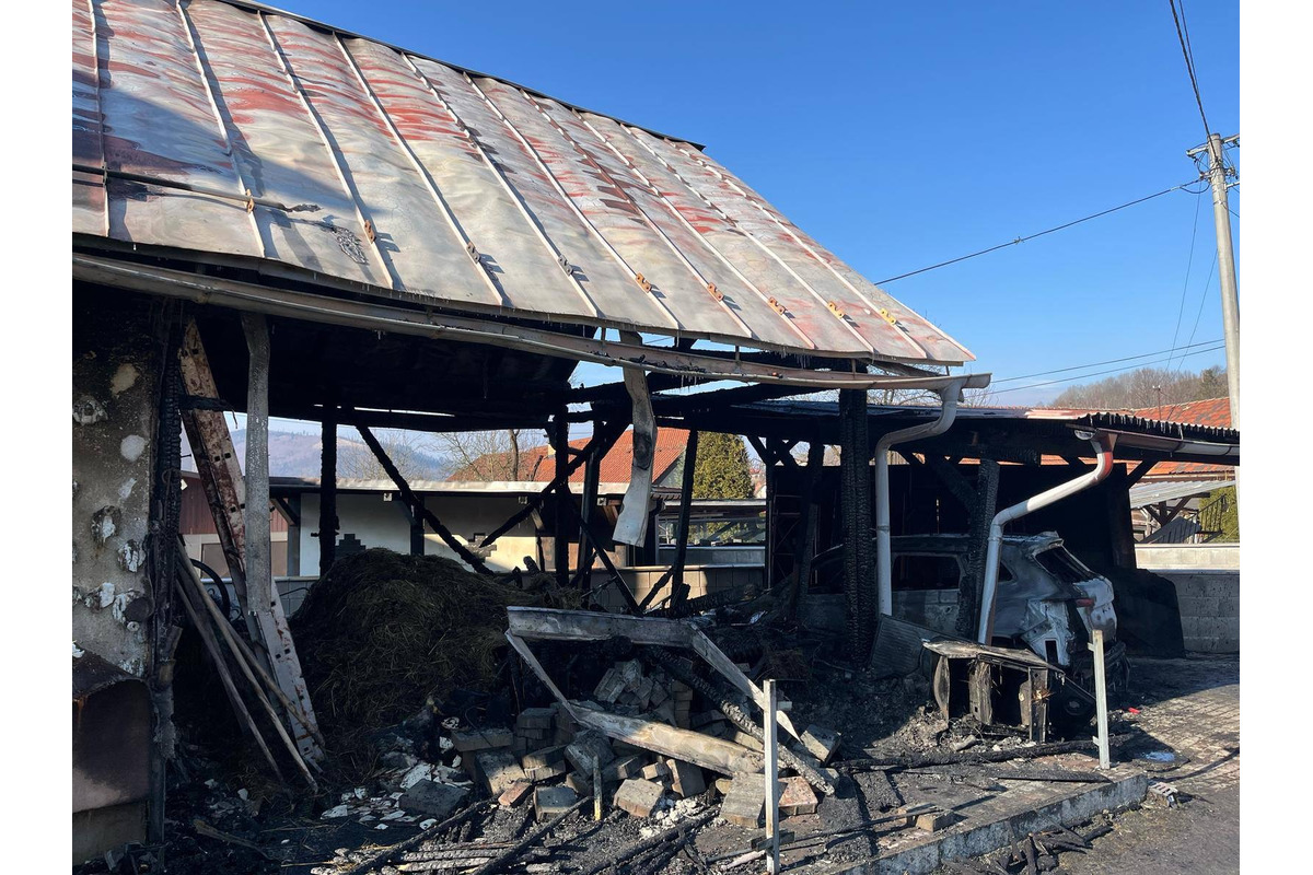 FOTO:  Rodine z Oščadnice zhorela stodola, garáž aj auto, foto 3