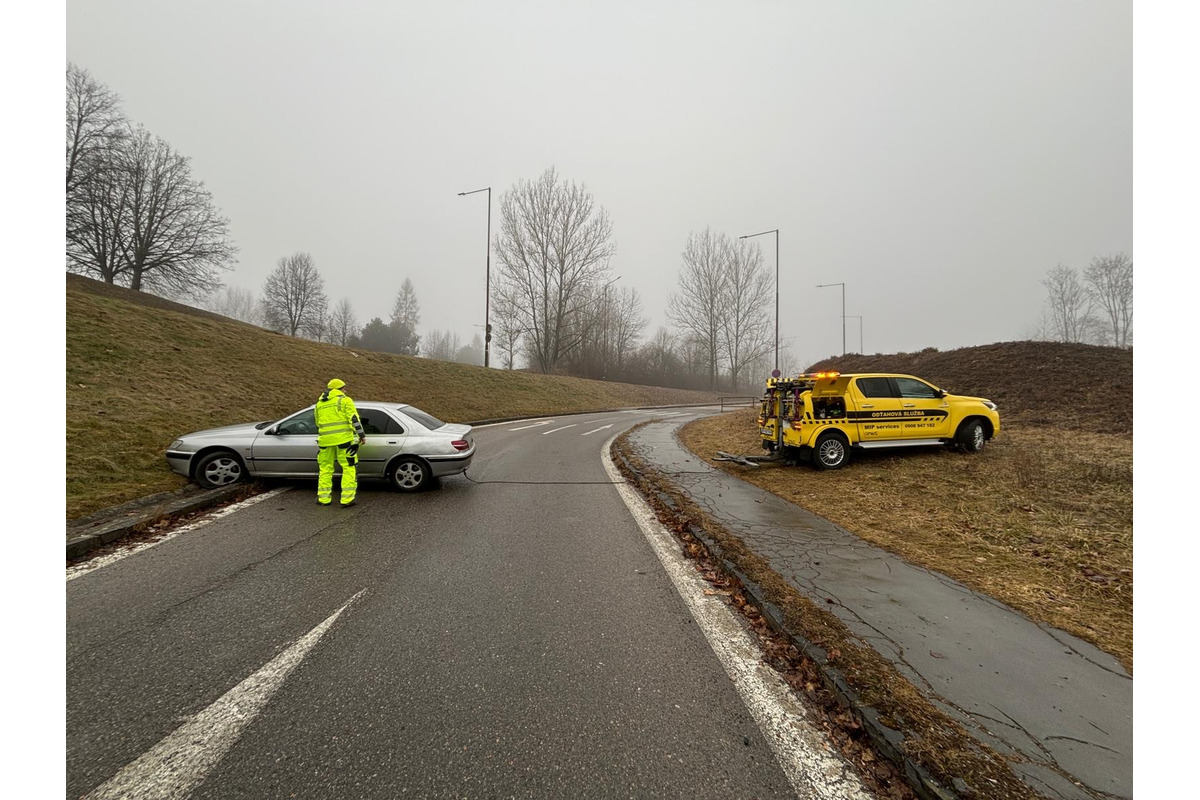 FOTO: Havarované vozidlo pred žilinskou nemocnicou, foto 1