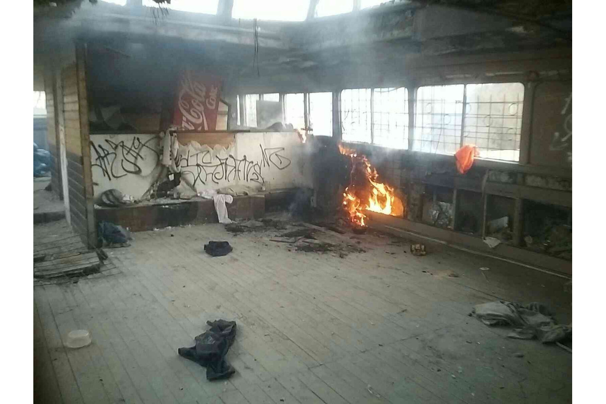 FOTO: Na Orave sa vznietila stará loď, foto 1