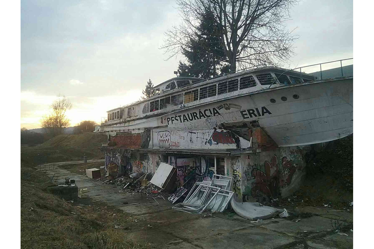 FOTO: Na Orave sa vznietila stará loď, foto 5