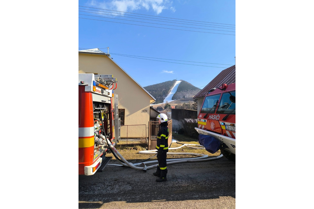FOTO: Požiar pri dome v obci Čičmany hasili štyri zbory, foto 4