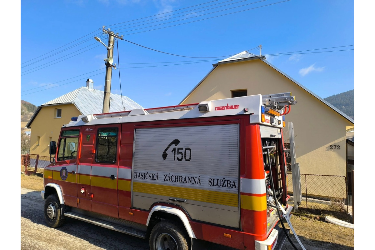 FOTO: Požiar pri dome v obci Čičmany hasili štyri zbory, foto 6
