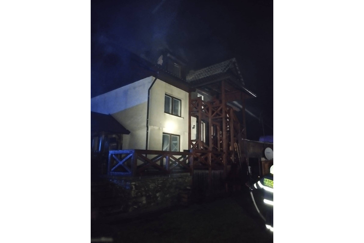FOTO: Požiar na Orave poničil dva byty v jednom dome, foto 4
