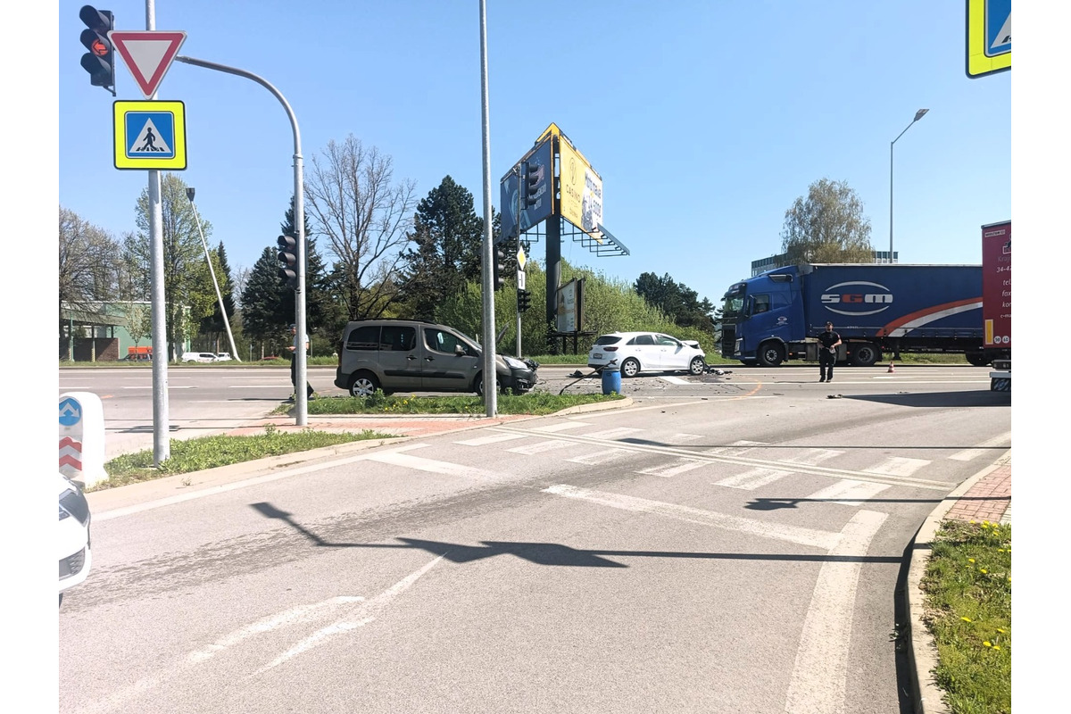 FOTO: Pri vstupe do Žiliny sa čelne zrazili dve osobné autá, foto 2