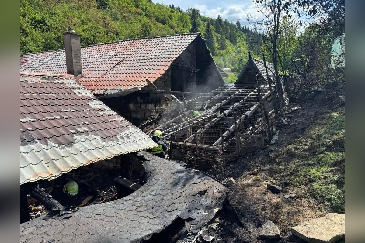 FOTO: Požiar altánku a domov na Kysuciach, foto 3