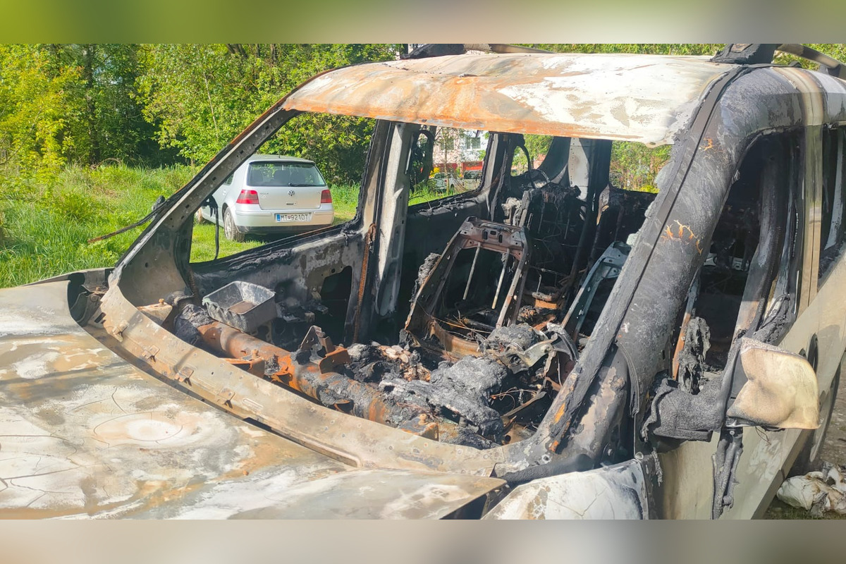 FOTO: Zhorené vozidlo parkujúce pri Zámočku, foto 3