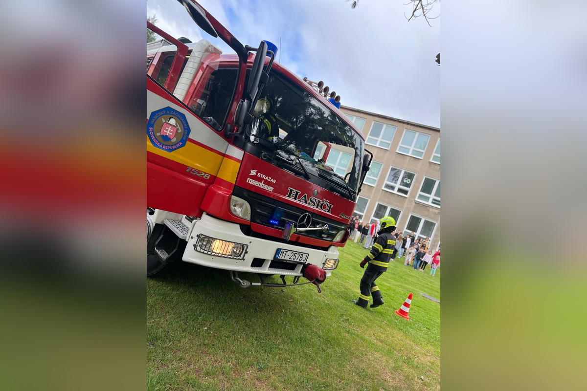 Hasiči evakuovali vyše dvesto osôb zo školy vo Vrútkach, foto 2