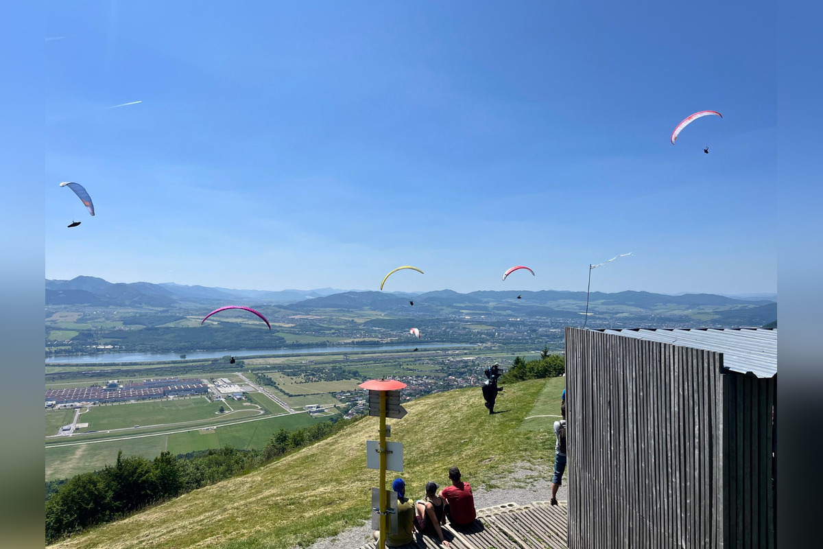 FOTO: Nad Žilinou sa vznášajú majstri v paraglidingu, foto 10