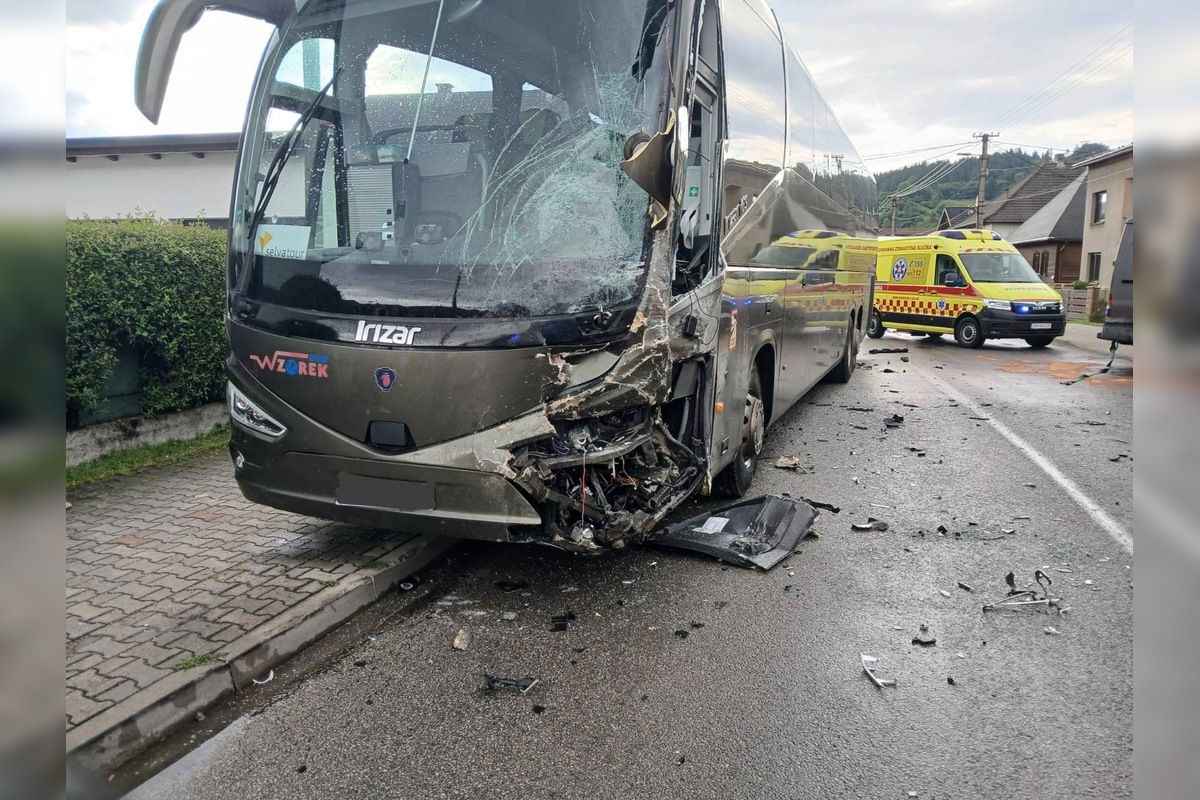 FOTO: Nehoda dodávky, autobusu a cyklistu na Orave, foto 6