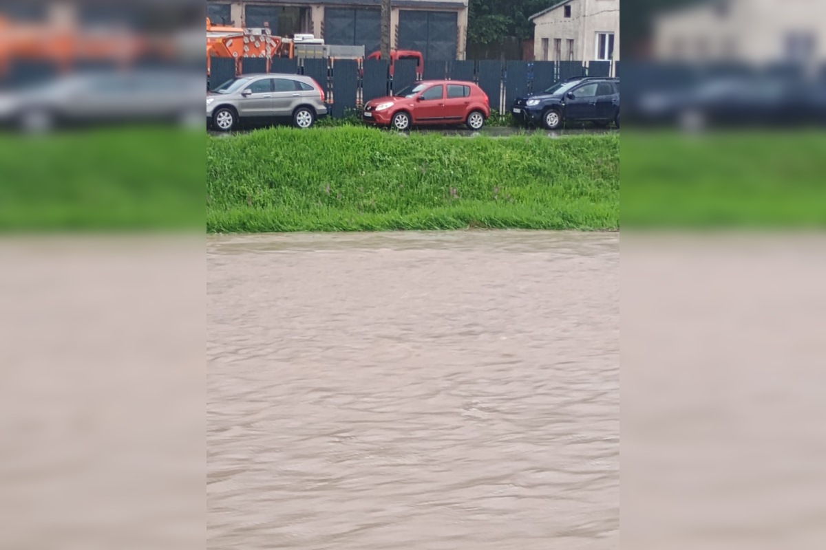 FOTO: Hladina Kysuce sa zvýšila, foto 2