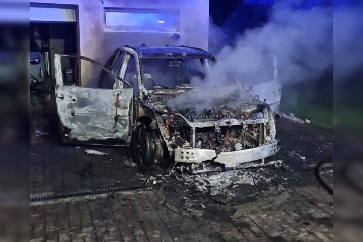FOTO: Požiar osobného auta v obci Dlhé Pole, foto 1
