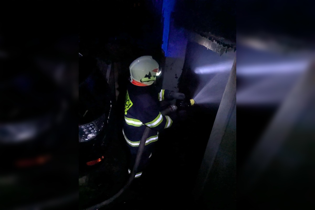 FOTO: Pri požiari domu a auta sa zranil človek, foto 9