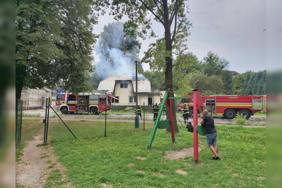 FOTO: Na Rosinkách horí rodinný dom, foto 2