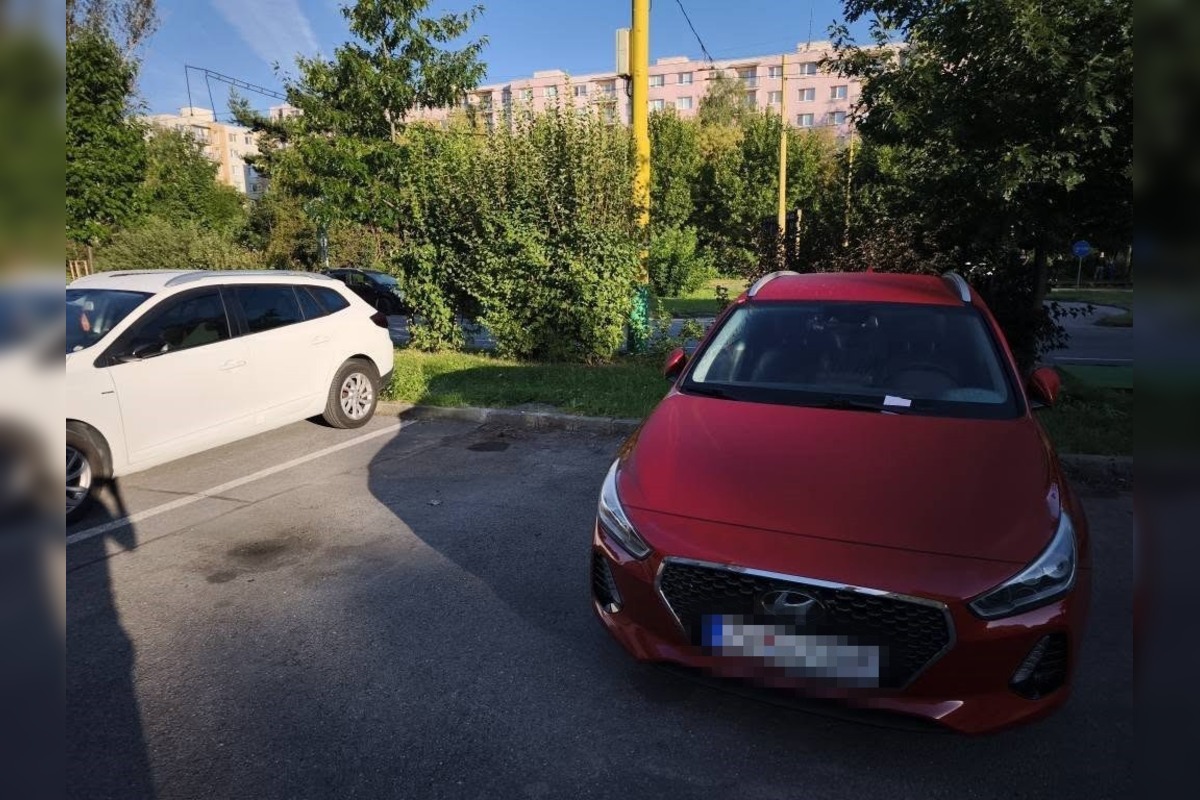 FOTO: Vodič dostal výhražný lístok za sklo auta, foto 3