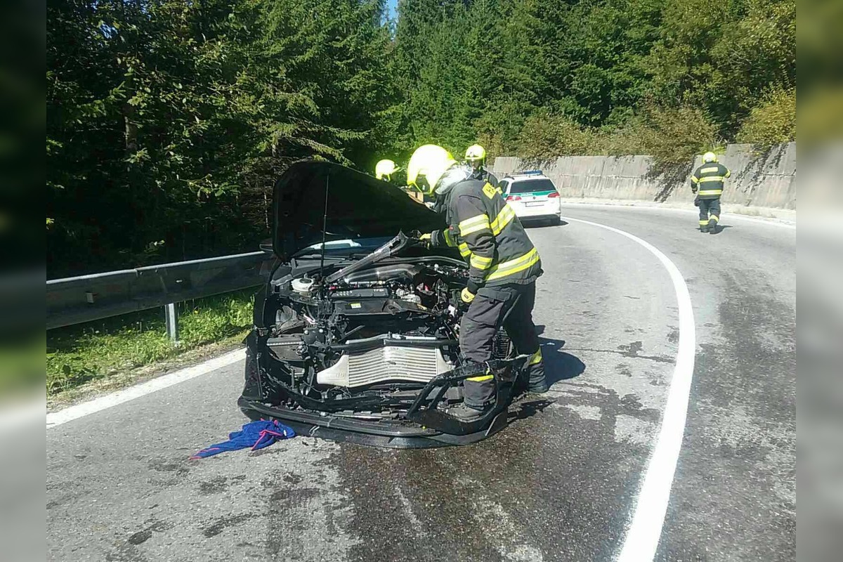 FOTO: Čelná zrážka dvoch áut na horskom priechode Huty, foto 3