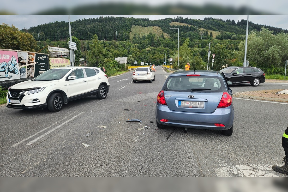 FOTO: Na križovatke v Bytči sa zrazili autá, foto 2
