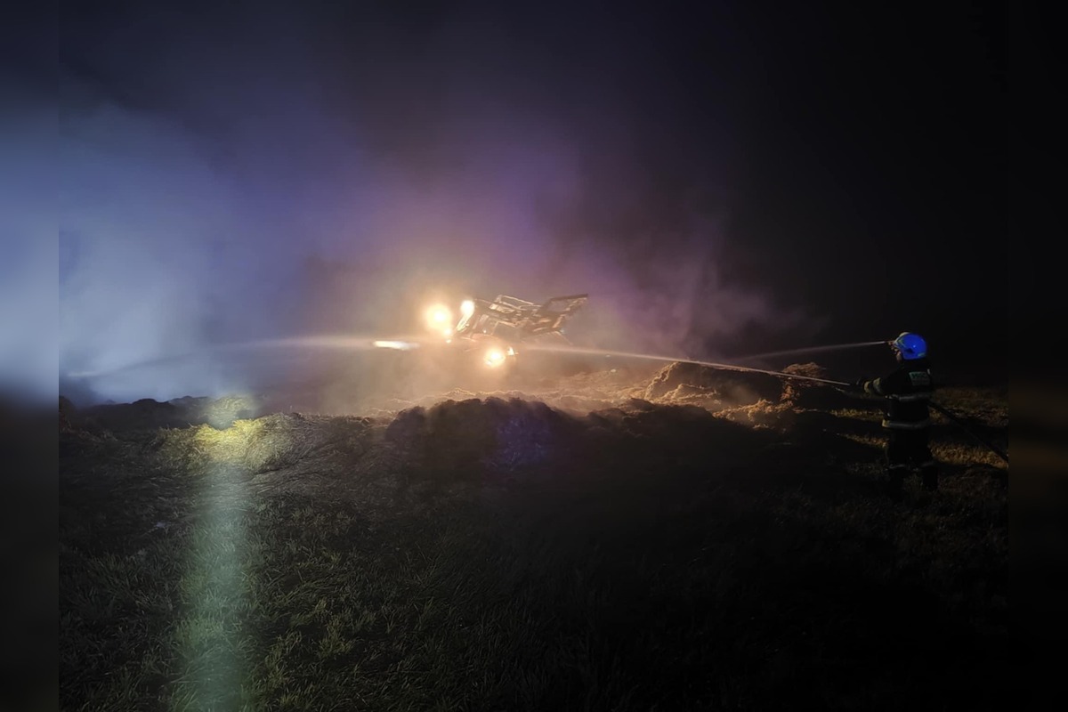 FOTO: Na poli v Turci skončili balíky sena v plameňoch, foto 1