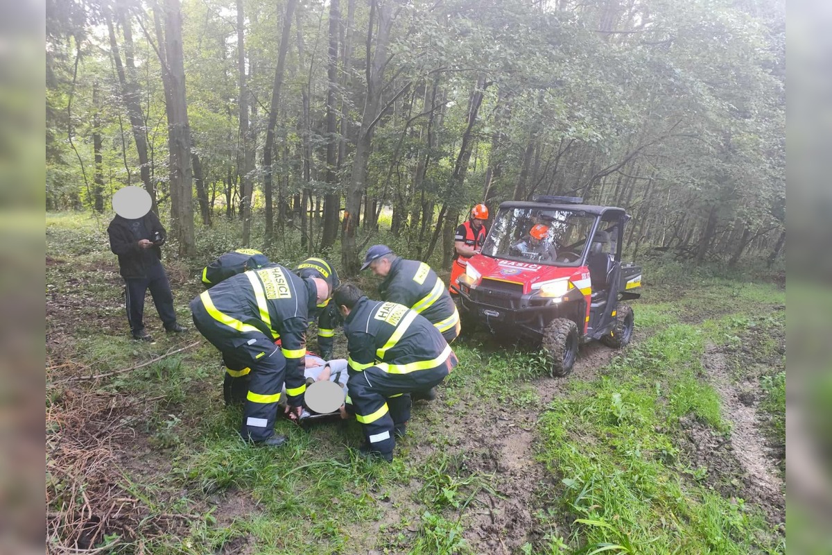 FOTO: Zranenú hubárku na Kysuciach ratovali hasiči, foto 2